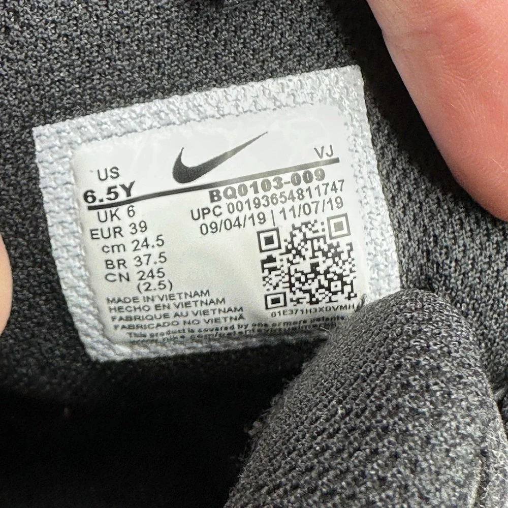 Womens 8 / 6.5Y Nike Air Max 270 React Shoes Black / White Athletic Sneakers